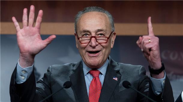 Chuck Schumer, demokratischer Mehrheitsführer im Senat, signalisiert „51“, während er zu Reportern spricht. Mit dem Sieg der US-Demokraten bei einer Stichwahl um den letzten offenen Senatssitz hat Ex-Präsident Trump erneut eine empfindliche Niederlage erlitten.