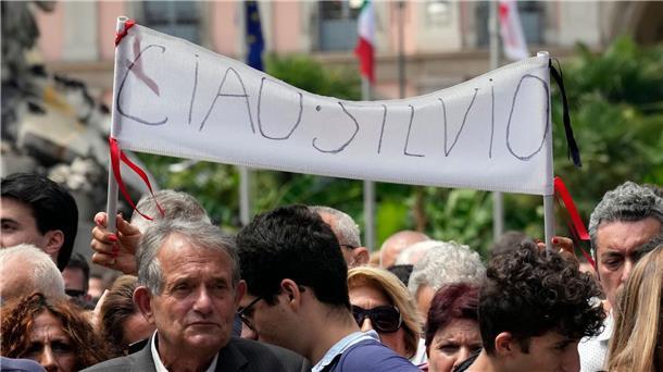 „Grazie Silvio!“: Italien verabschiedet Berlusconi „Ciao Silvio“ - Anhänger des früheren Ministerpräsidenten haben sich vor dem Mailänder Dom versammelt.