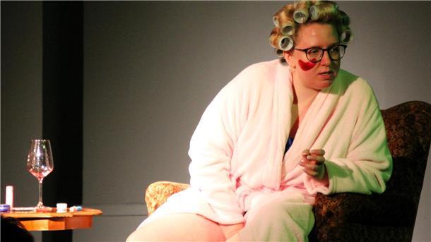 Cindy aus Marzahn lässt grüßen. Schrill und respektlos, aber mit Humor und Herz. Die Bremerhavenerin Laura Gabrielli plauderte im Piccolo Teatro aus dem Nähkästchen einer Arbeitslosen.