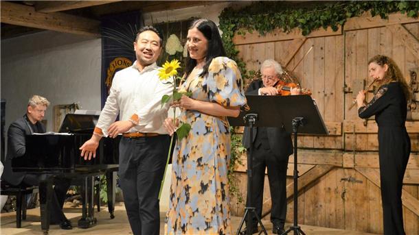 „Cinque...dieci...“ Nerita Pokvytyte und Elias Han interpretieren das Duett aus dem „Figaro“ mit Tiefe und Kraft, aber auch mit Sonnenblume und Hüftschwung. Begleitet werden sie von (hinten von links) Adrian Rusnák, Vasilij Rusnák und Arevik Khachatryan.