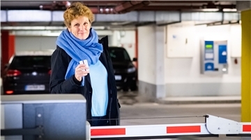 City-Managerin Claudia Bitti in der Theatergarage: Hier parken Kundinnen und Kunden gerne. Das Ambiente ist freundlich, die Innenstadt ist direkt vor der Tür.