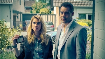 Clarissa Jakobs (Samia Chancrin) und Joseph Kanjaa (Michael Klammer) in einer Szene des Krimis „Unbestechlich“.