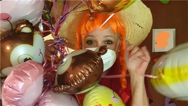 Frau und Luftballons.