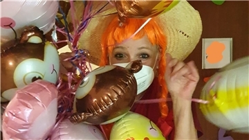 Frau und Luftballons.