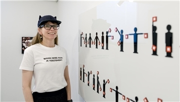 Claudia Christoffel ist von Marlene Dietrichs Engagement fasziniert. So sang der Star die Antikriegshymne „Sag mir, wo die Blumen sind“. Die Liedzeile „Wann wird man je verstehen“ gibt der Ausstellung den Titel. Und sie steht auch auf dem T-Shirt, das die Künstlerin trägt. Und wer die Zeichen des Winkelalphabets beherrscht, kann sie auch an der Wand lesen.