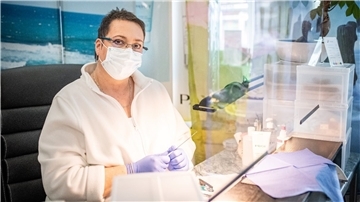Claudia Colette Burmeister gibt nicht auf - auch wegen der rührenden Signale von Menschlichkeit, die die selbstständige Kosmetikerin nach unserem Bericht über ihr Leben in Zeiten von Corona erreicht haben.