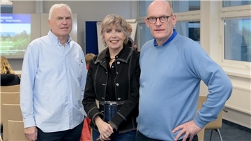 Walter Marhenke (links), Claudia Marhenke-Maybaum und Dr. Nicolas Richter von der MHH