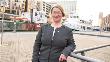 Claudia Ohlmeier, Schiffbauingenieurin, steht in der HafenCity im Museumshafen.