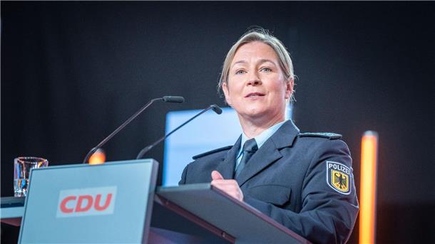 Pechstein nach Rede in Uniform: Kein ausdrückliches Verbot Claudia Pechstein, Olympiasiegerin im Eissschnelllauf, spricht in ihrer Uniform als Bundespolizistin beim CDU-Grundsatzkonvent.