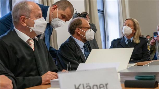 Claudia Pechstein sitzt mit ihren Anwälten im Gerichtssaal.