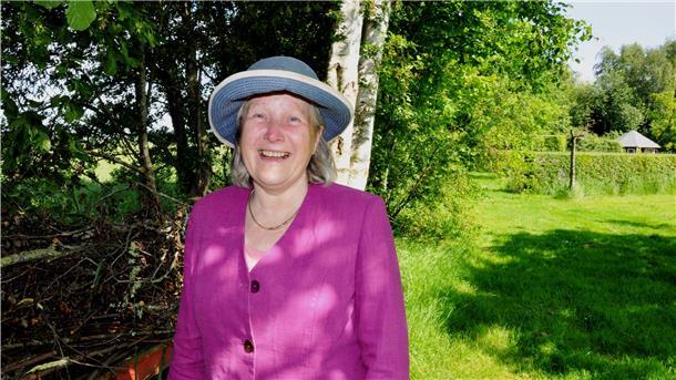 Claudia Peplau in ihrem Garten an der Friedeburgstraße in Atens. Das gesamte organische Material, das im Garten anfällt, wird entweder kompostiert oder zu Totholzhecken verarbeitet. In diesen Hecken brüten Rotkehlchen und Zaunkönige.