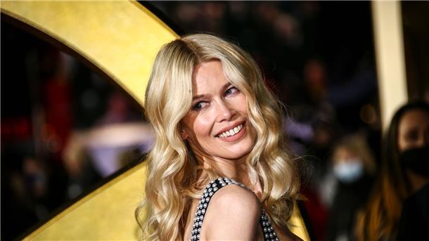 Claudia Schiffer über englischen Humor Claudia Schiffer lebt gern in England.