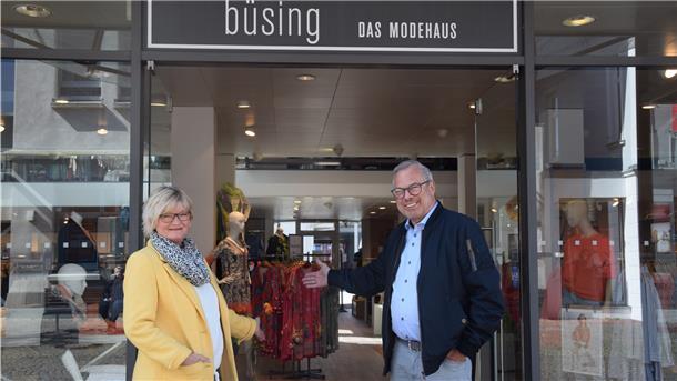 Claudia und Richard Büsing vom gleichnamigen Modehaus in der Nordenhamer Innenstadt werden am Montag zunächst nur das Erdgeschoss öffnen.