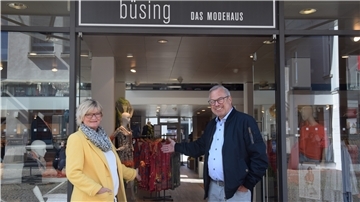 Claudia und Richard Büsing vom gleichnamigen Modehaus in der Nordenhamer Innenstadt werden am Montag zunächst nur das Erdgeschoss öffnen.
