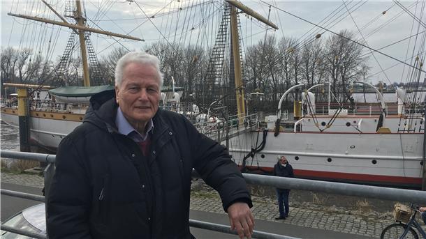 Claus Jäger, Vorsitzender des Schulschiffvereins, muss derzeit viel Druck aushalten. Sogar in der Kirche wird gefordert, dass die „Schulschiff Deutschland“ in Bremen bleiben soll. Für ihn ist Bremerhaven aber der Ort, wo das Schiff möglichst viele Menschen erleben können. Foto: Mündelein
