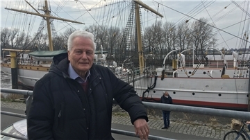 Claus Jäger, Vorsitzender des Schulschiffvereins, muss derzeit viel Druck aushalten. Sogar in der Kirche wird gefordert, dass die „Schulschiff Deutschland“ in Bremen bleiben soll. Für ihn ist Bremerhaven aber der Ort, wo das Schiff möglichst viele Menschen erleben können. Foto: Mündelein