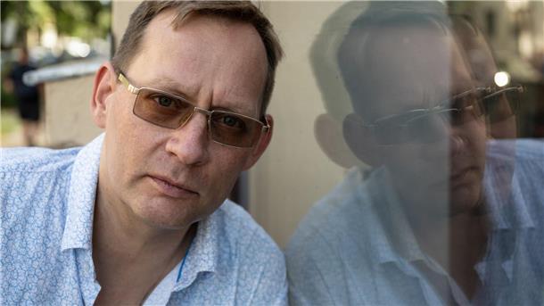 „Die Projektoren“ werfen Licht auf europäische Tragödien Clemens Meyer steht mit seinem neuen Roman auf der Longlist des Deutschen Buchpreises (Foto: Produktion).