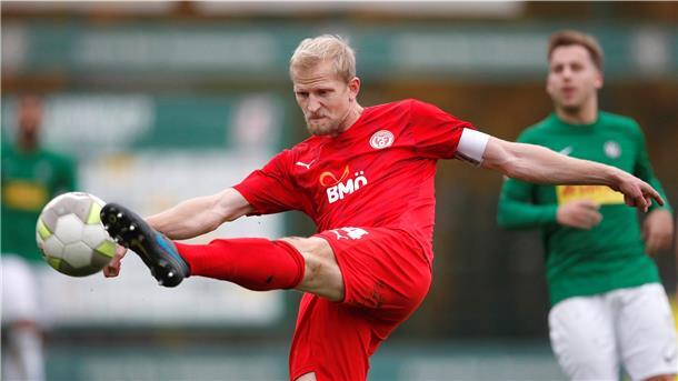 Clemens Schoppenhauer klärt einen Ball im Spiel des FC Oberneuland gegen HSC Hannover.