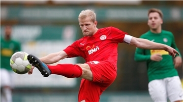 Clemens Schoppenhauer klärt einen Ball im Spiel des FC Oberneuland gegen HSC Hannover.