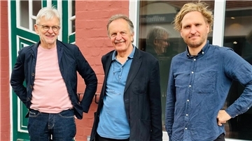 Clemens Tremmel (rechts), der Bremervörder Stadtmaler 2025, war vor Kurzem zu Besuch in der Ostestadt. Gemeinsam mit Wilfried Riggers (von links) und Georg Tretzmüller vom Kultur- und Heimatkreis nahm er seine künftigen Atelierräume in der Brunnenstraße in Augenschein. 