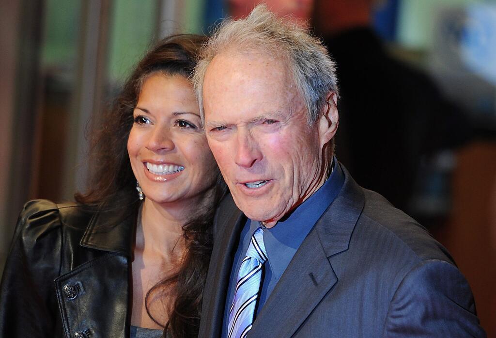 Rastlose Legende - Clint Eastwood wird 95 Clint Eastwood 2010 mit seiner damaligen Ehefrau Dina. Er ging zwei Ehen ein, beide wurden geschieden. (Archivfoto)