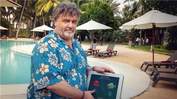 „Club Las Piranjas“: Edwin Öttel (Hape Kerkeling) will „schlimmes“ vereiteln, aber er ist eben ein Chaot. Und wie so oft ist auch hier gut gemeint das Gegenteil von gut. 