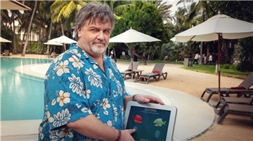 „Club Las Piranjas“: Edwin Öttel (Hape Kerkeling) will „schlimmes“ vereiteln, aber er ist eben ein Chaot. Und wie so oft ist auch hier gut gemeint das Gegenteil von gut. 