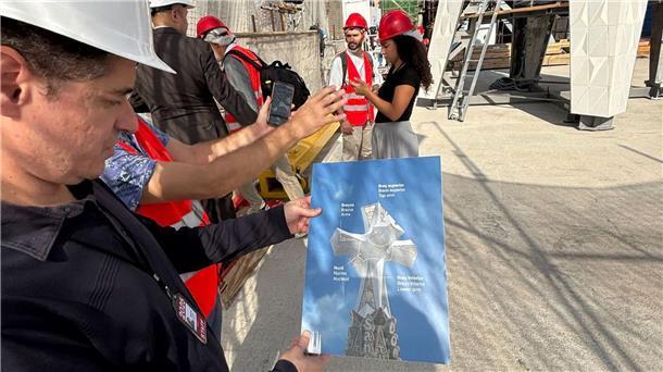 Kreuz aus Deutschland auf der Sagrada Familia vor Vollendung Co-Architekt Mauricio Cortés zeigt mit Hilfe eines Schaubilds, wie das Kreuz auf dem Jesus-Turm aussehen wird.