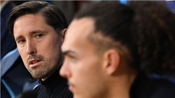 Co-Trainer Jan Fießer (l) vertrat den erkälteten Eintracht-Chefcoach Dino Toppmöller auf der Pressekonferenz. 