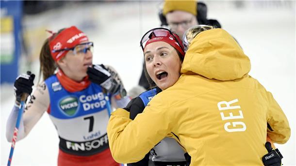 Langläuferin Rydzek gewinnt erstmals Weltcup-Sprint Coletta Rydzek jubelt im Ziel.