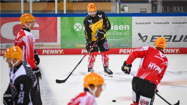 Eishockeyspieler passen sich einen Puck zu