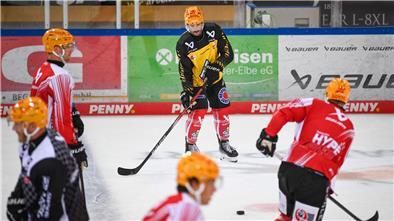 Eishockeyspieler passen sich einen Puck zu