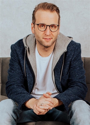 Comedian Benni Stark kommt in die Seelandhallen Achtern Diek.