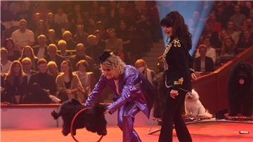 Comedian Hazel Brugger (l) tritt in der Manege des Circus Krone auf. Die Show „Stars in der Manege“ soll am 30. Dezember 2022 in Sat.1 ausgestrahlt werden.