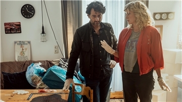 Conny Majewski (Caroline Peters) und Oliver Dierks (Serkan Kaya) untersuchen den Tatort in einer Szene aus „Die Neue und der Bulle - Ein Duisburg-Krimi“. Die neue Krimi-Reihe startet am 13. Februar auf RTL. 