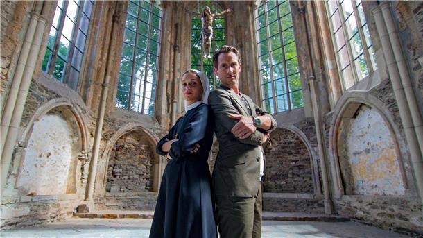 „Da hilft nur beten!“: Du sollst Dich nicht erwischen lassen Conrad (David Rott) und die idealistische Ordensschwester Charlotte (Kristin Suckow) im Kloster.