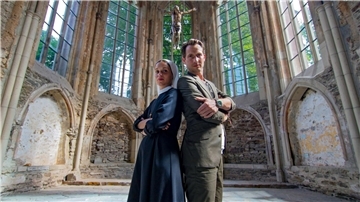 Conrad (David Rott) und die idealistische Ordensschwester Charlotte (Kristin Suckow) im Kloster.
