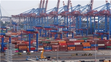 Container auf dem Terminal Burchardkai im Hamburger Hafen.