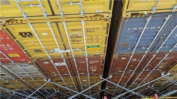 Auf welchem Schiff Weltumsegler Boris Herrmann gerne mal mitfahren möchte Container und kein Ende - Blick in die Ladeflächen der „MSC Michael Cappellini“.