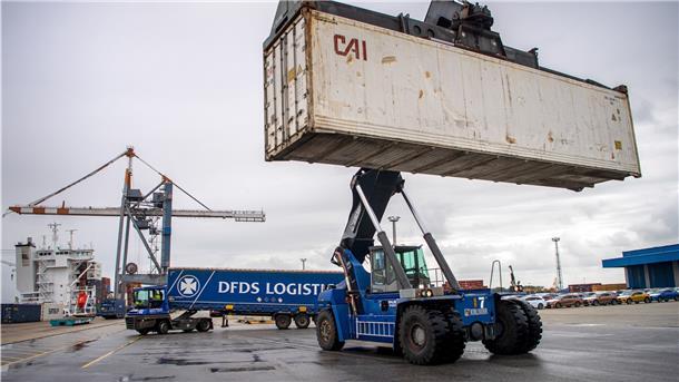 Container werden auf dem Gelände vom Cuxport verladen.