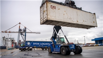 Container werden auf dem Gelände vom Cuxport verladen.