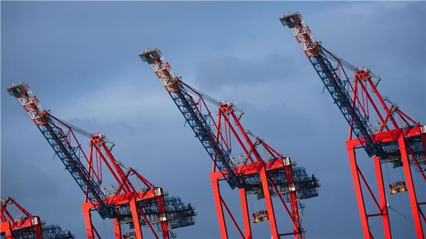 Containerbrücken am Containerterminal von Eurogate im Hamburger Hafen.