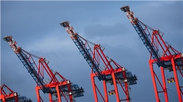 Containerbrücken am Containerterminal von Eurogate im Hamburger Hafen.