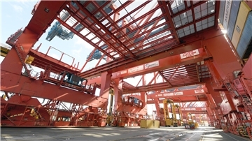 Blick in den unteren Bereich einer Containerbrücke. 