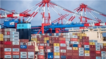 Containerschiffe liegen am Tiefwasserhafen Jade-Weser-Port in Wilhelmshafen.