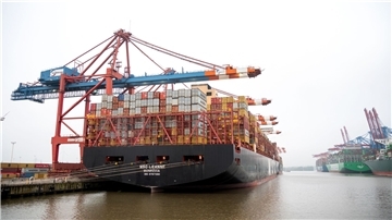 Containerschiffe liegen im Hafen auf der Elbe an den Terminals Eurogate (l.) und Burchardkai.
