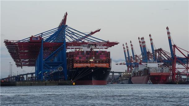 Reedereien Hapag-Lloyd und Maersk teilen Laderäume Containerschiffe von Hapag-Lloyd und Maersk liegen im Hamburger Hafen. (Archivbild)