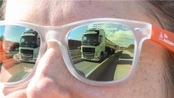 Bilder des Tages Cool, die Spiegelung in der Sonnenbrille.
