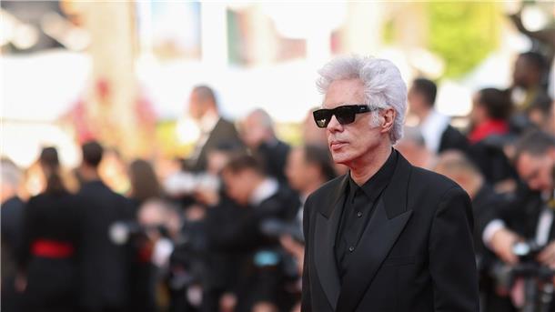 Wes Anderson in Cannes mit großem Star-Aufgebot Cool mit Sonnenbrille: Kult-Regisseur Jim Jarmusch.