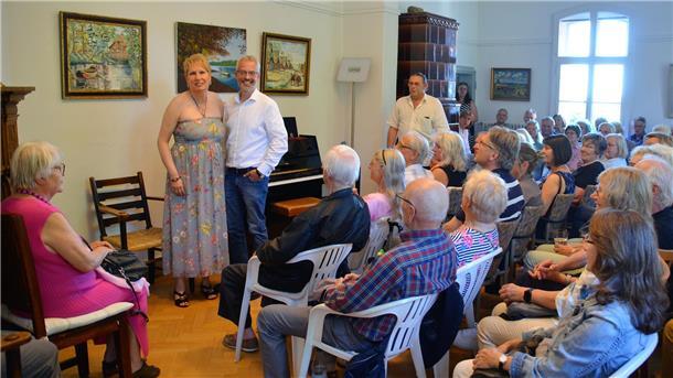 Sängerin Corinna May, begleitet von Jan-Hendrik Ehlers am Piano, vor dem Publikum im Amtshaus